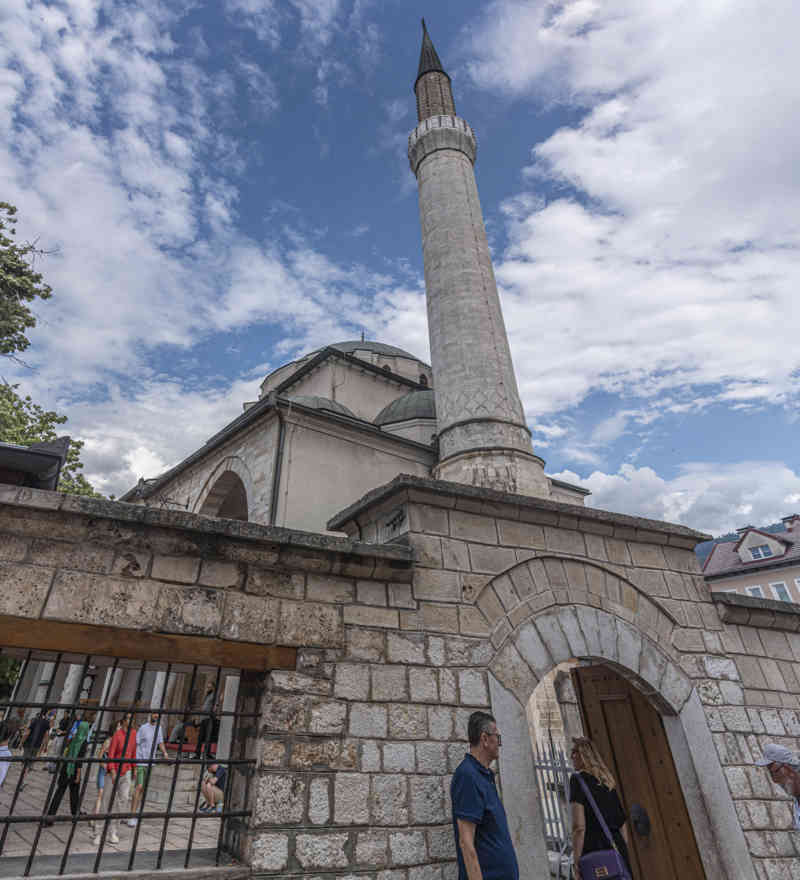 Bosnia y Herzegovina - Sarajevo 21 - mezquita de Gazi Husrev-beg.jpg